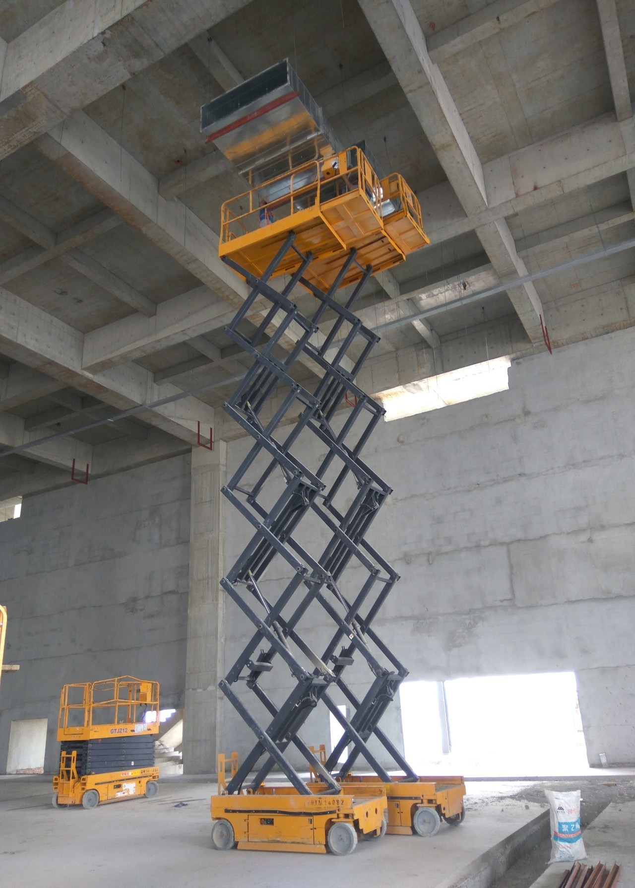 展馆升级进行时 剪叉臂架车齐上阵，消防通风施工忙